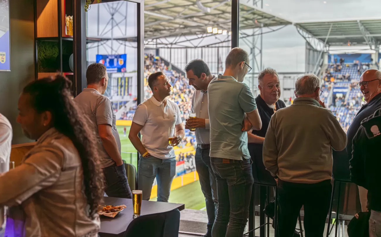 Gasten in Skybox Levo met zicht op het veld