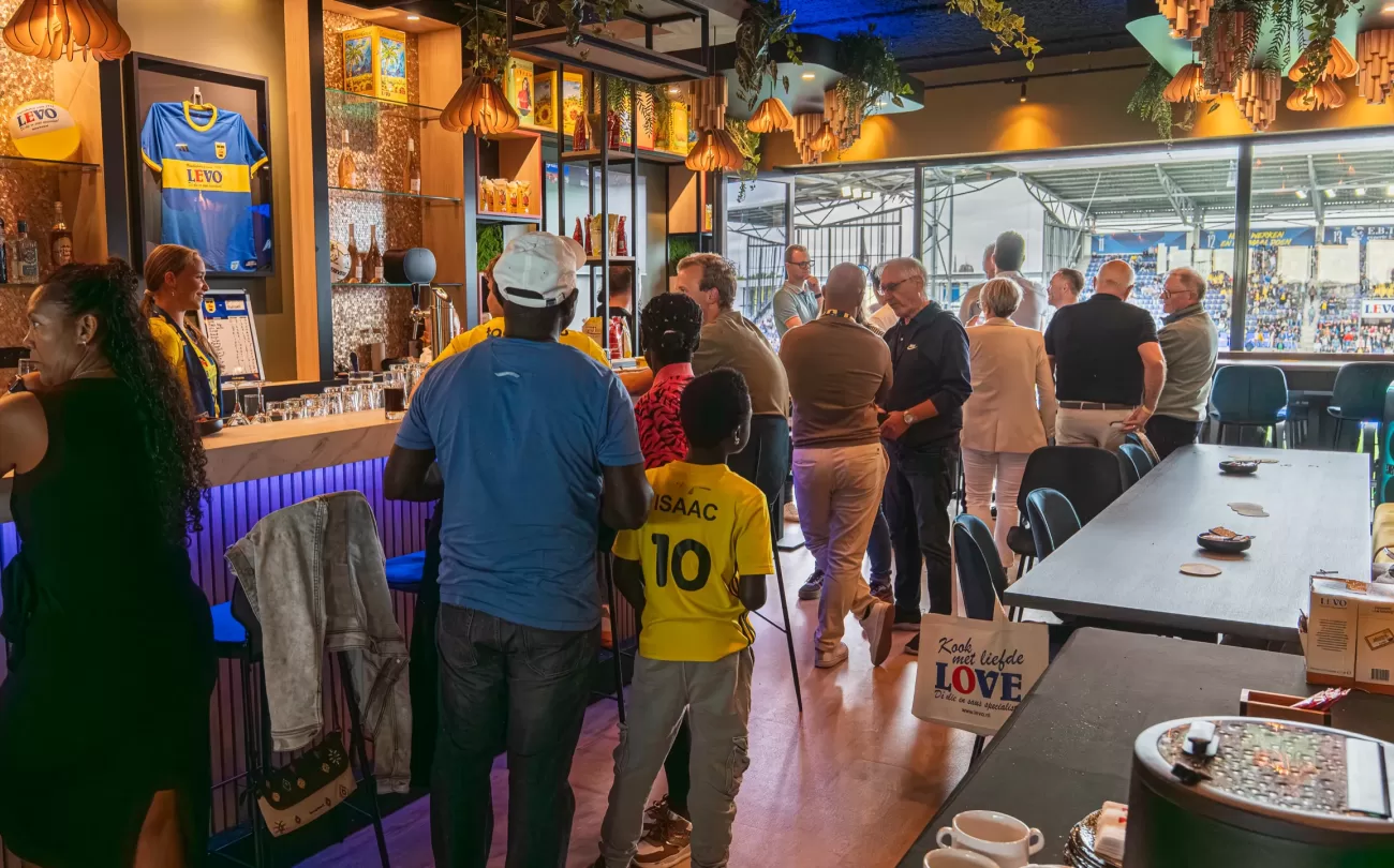 Drukte aan de bar in Skybox Levo tijdens een wedstrijd