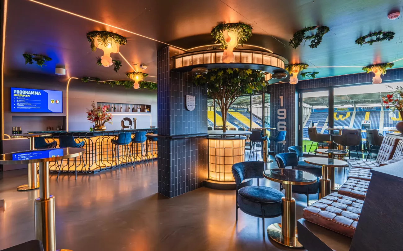 Skybox Treasure Lounge met verlichte bar