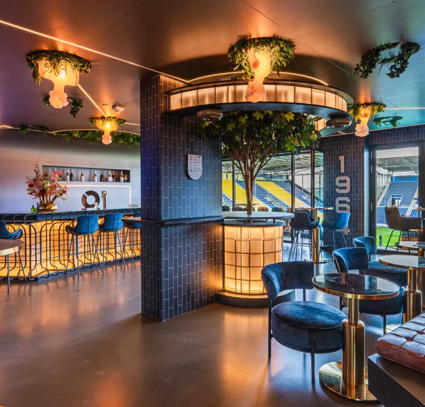 Skybox Treasure Lounge met verlichte bar