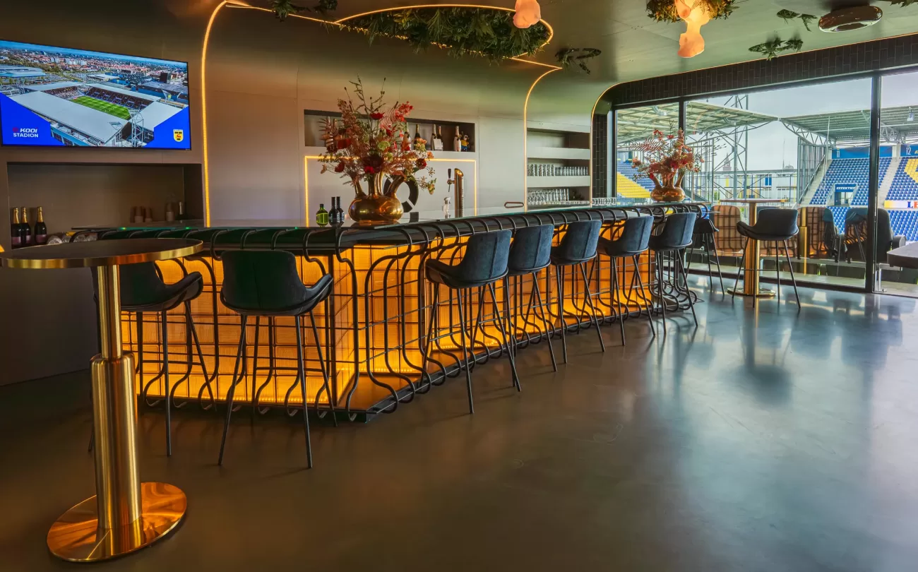 Skybox Treasure Lounge met verlichte bar
