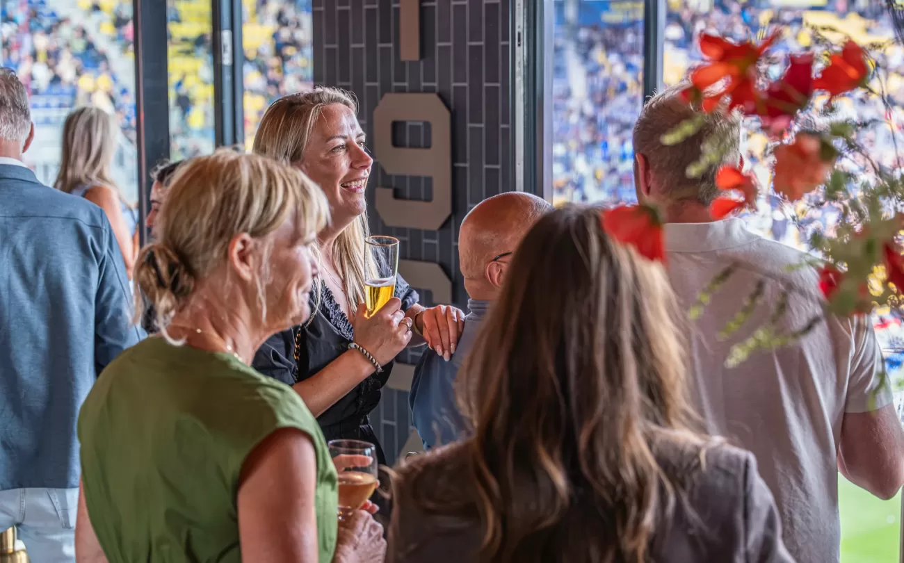 Gasten met een drankje in Skybox Treasure Lounge