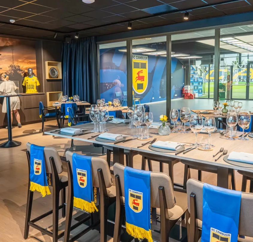 Gedekte tafels met Cambuur-sjaals in de TunnelClub
