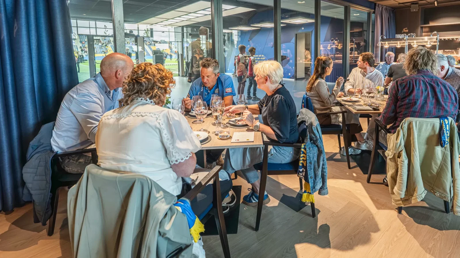 Gasten aan tafel in de TunnelClub