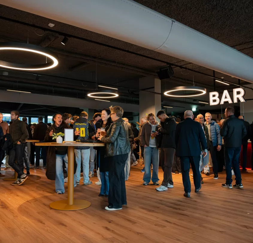 Volle businessclub met de bar op wedstrijddag